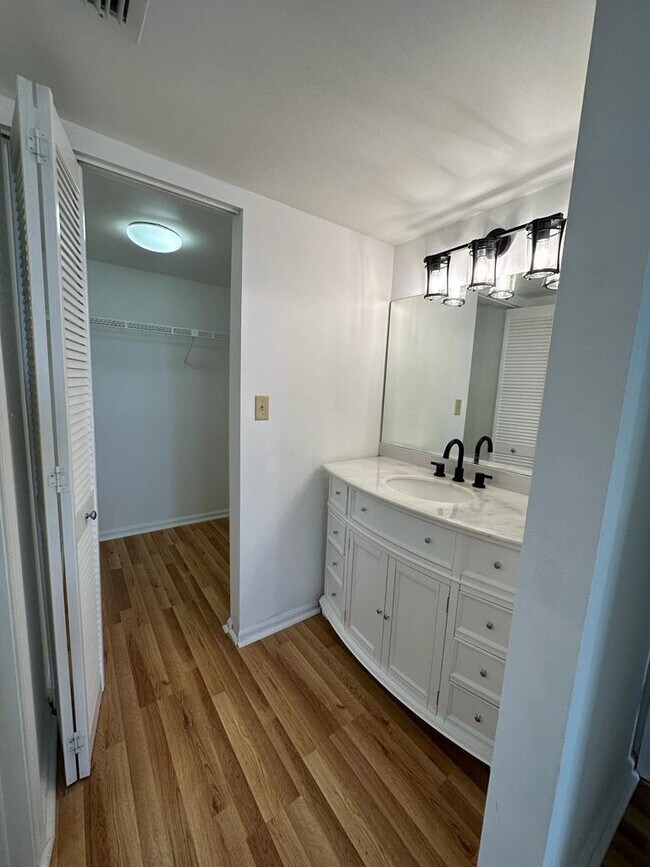 Building Photo - 301 Olivewood Pl