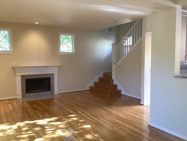 Building Photo - 204 Roosevelt Terrace