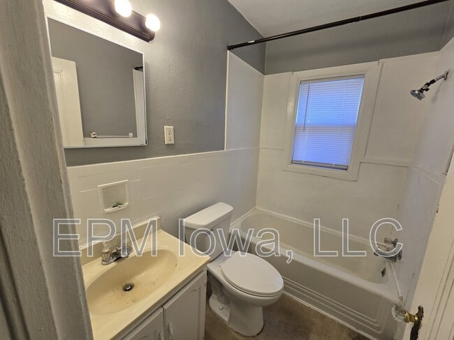 Building Photo - 511 Ricker St