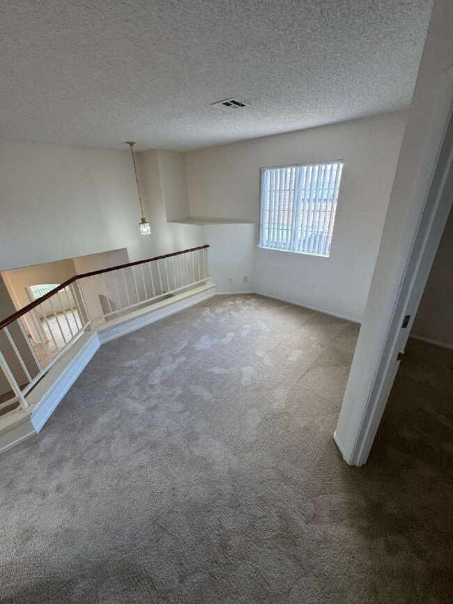 Building Photo - 3 Bed, 2 1/2 Bath Henderson