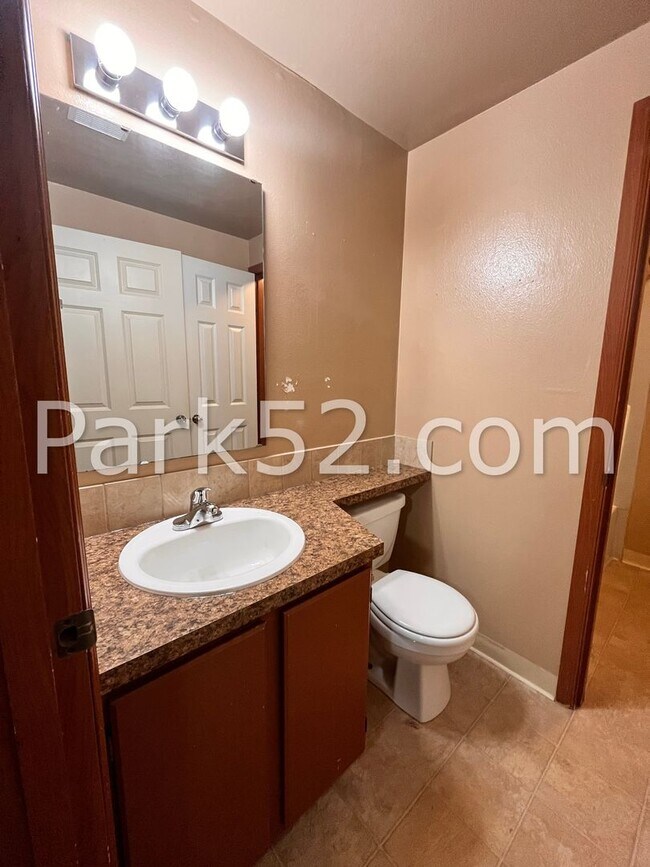 Building Photo - Puyallup Area 2 Bedroom 2nd Floor Apartment