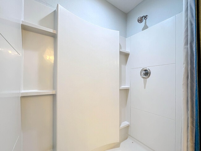 Building Photo - 4999 Haverhill Pointe Dr