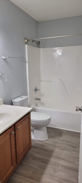 Hall Bath - 409 Hughes St