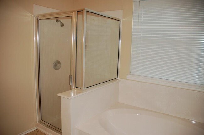 Building Photo - 222 Mossy Rock Dr