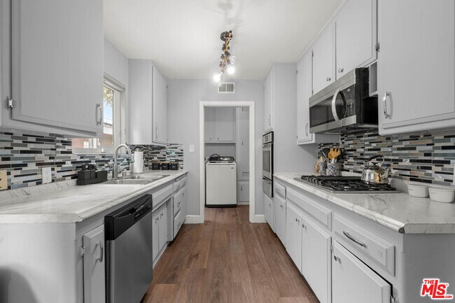 Building Photo - 14034 Valerio St
