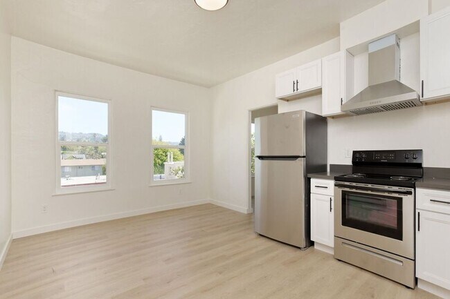 Building Photo - 6616 Telegraph Ave