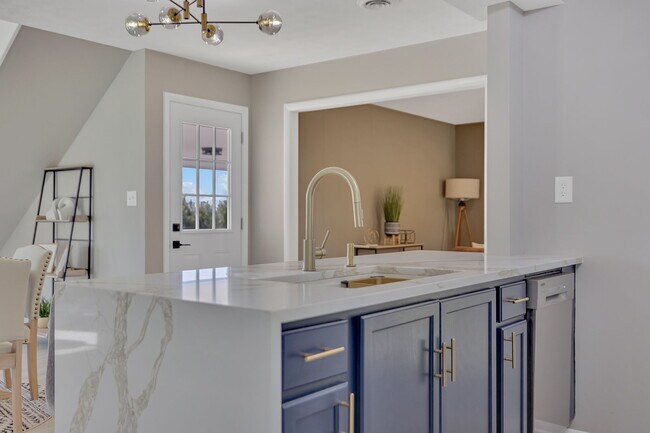 Building Photo - 916 Starling Dr