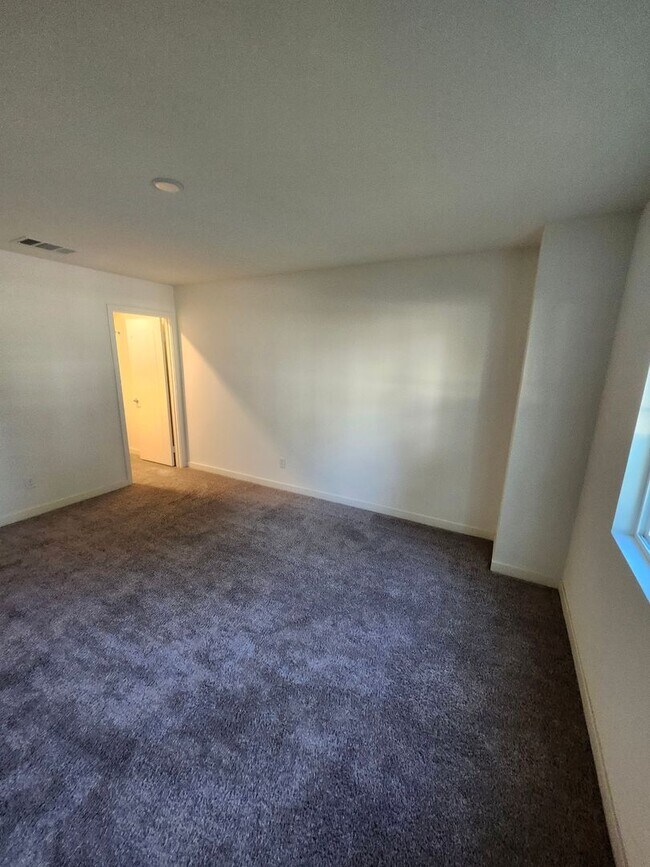 Building Photo - Gorgeous Tri-level Townhouse 3 beds 3 1/2 ...