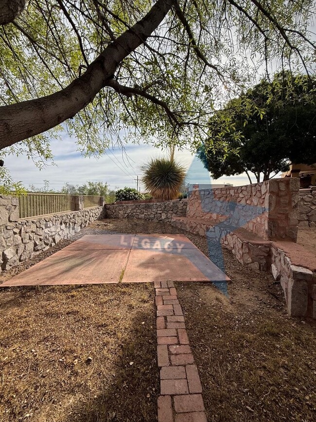 Building Photo - Spacious 3-Bedroom Home Off Roadrunner!