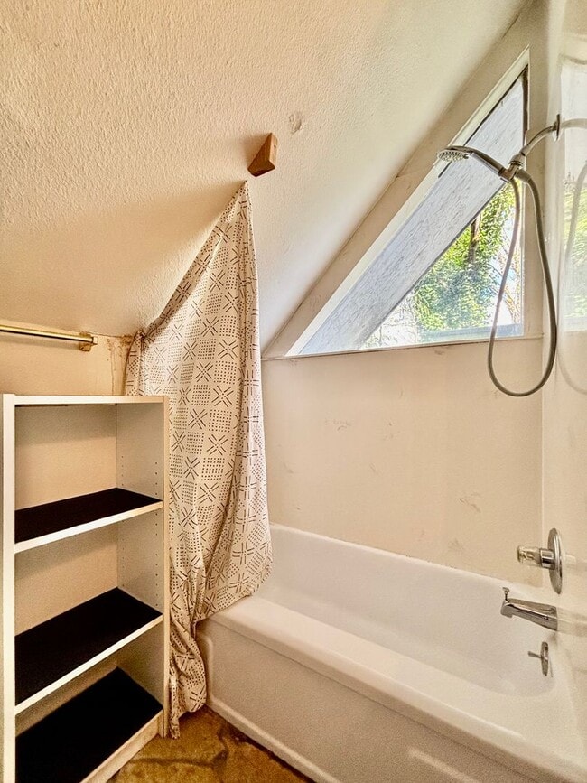 Building Photo - 2 Bed / 2 Bath Lakeview Bellevue cottage $3,295/month