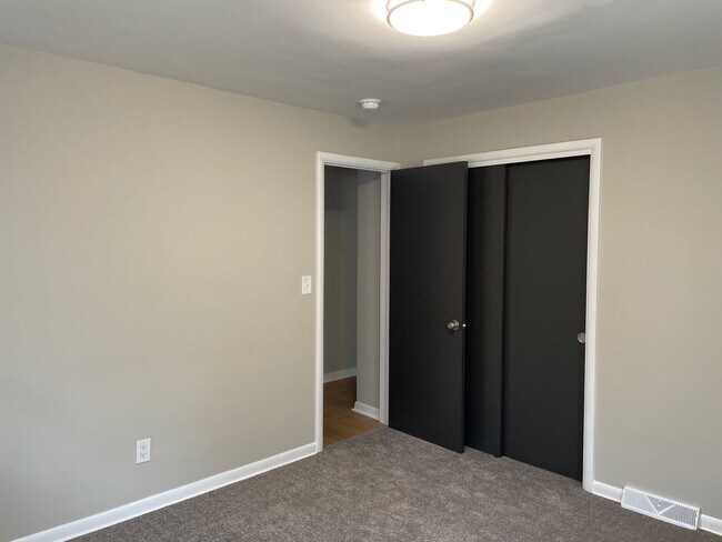 Building Photo - 1910 Thornapple Ave