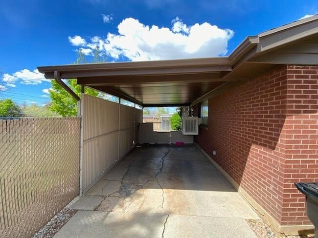 Building Photo - 3 Bedroom 2 Bath Single Family Home
