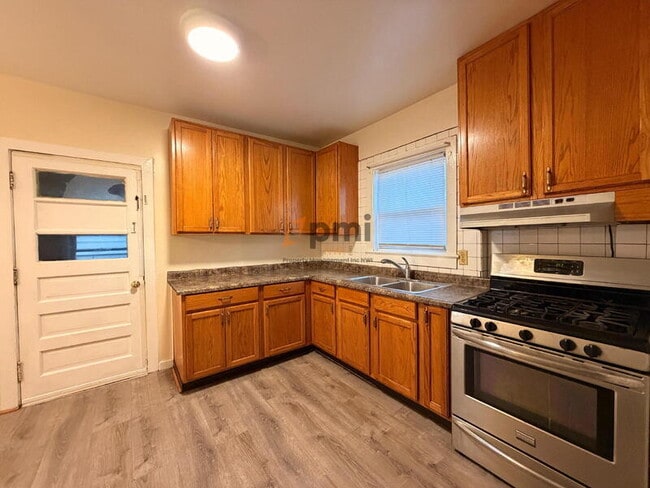 Building Photo - 814 Summer St