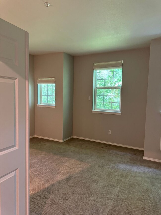 Building Photo - Gorgeous Townhome with W/S/G AND Gas!