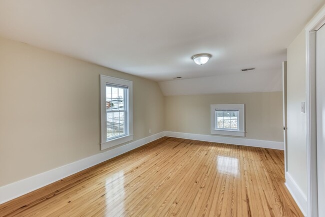 Building Photo - 5 Bedroom / 3.5 Bath Home Blountville, TN