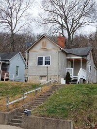 Building Photo - 138 1st St