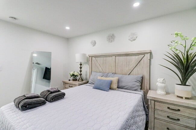 Building Photo - Fully Furnished 4-Bedroom Pool Home with Golf Course Views in Northdale