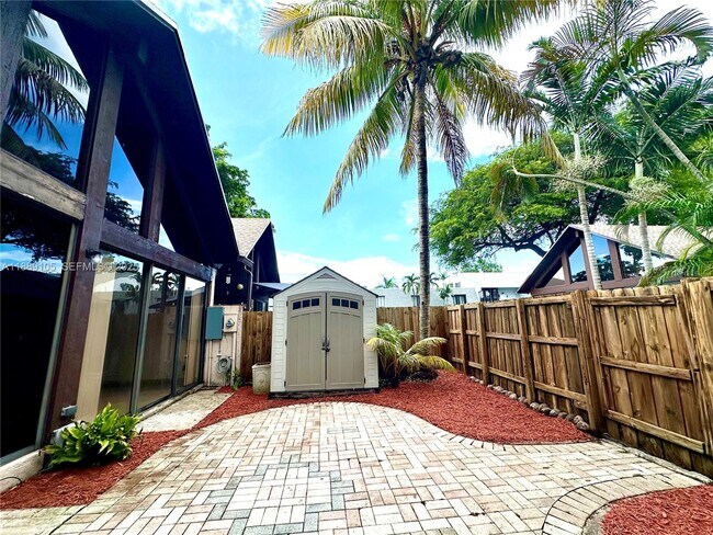 Building Photo - 497 N University Dr