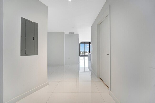 Building Photo - 851 NE 1st Ave