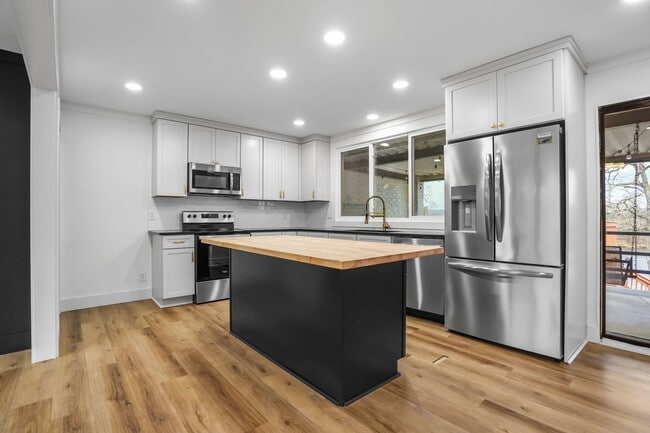 Building Photo - 6620 Upton Ln