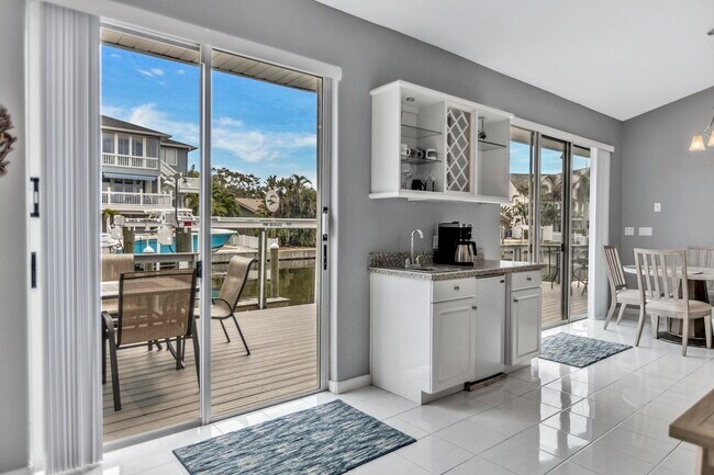 Building Photo - 2127 Lagoon Dr
