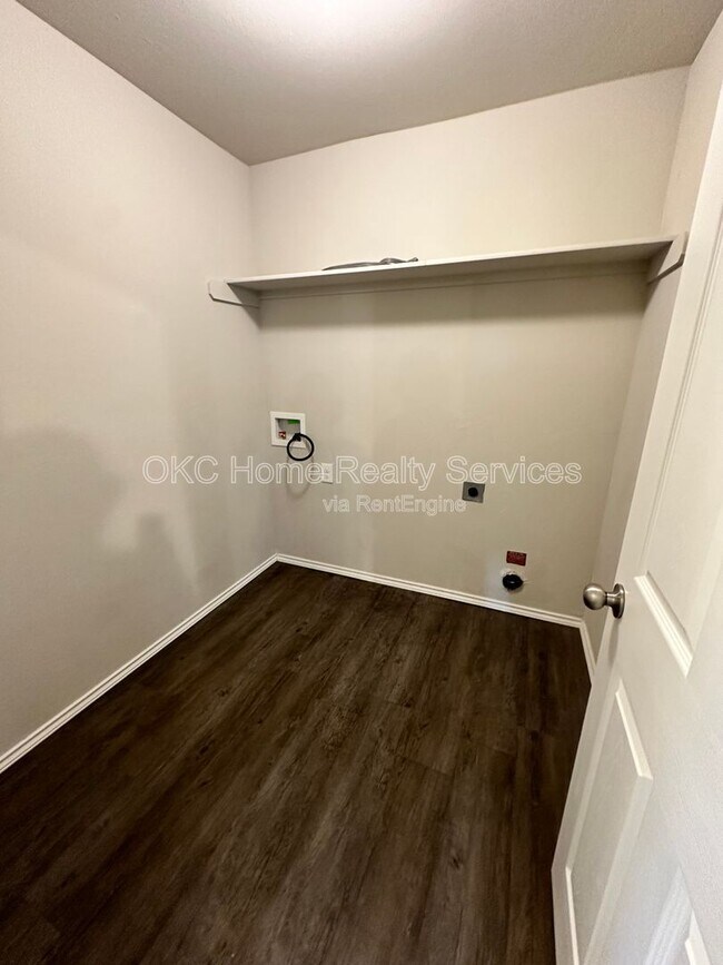 Building Photo - 9913 Rattlesnake Ln