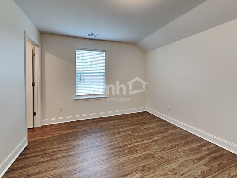 Building Photo - 208 Parkside Blvd