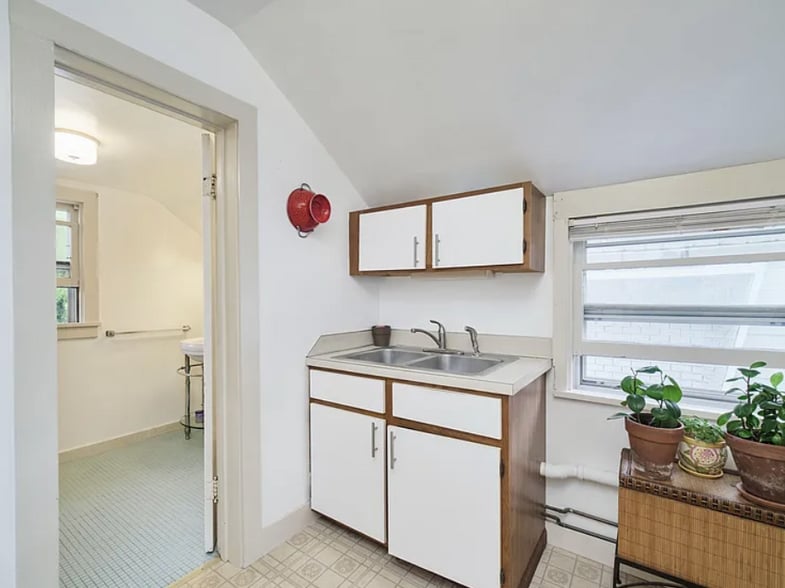Building Photo - 244 5th St