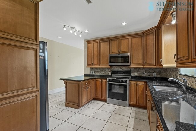 Building Photo - Deeded Boat Slip Comes with Home in Gated ...