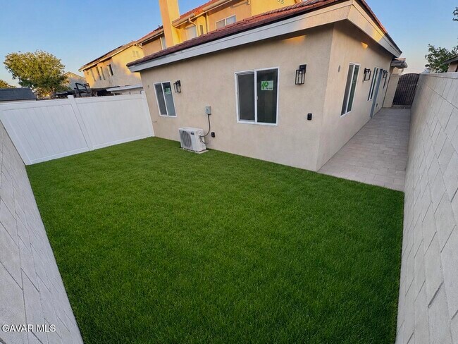 Building Photo - 2643 Summerchase Ave