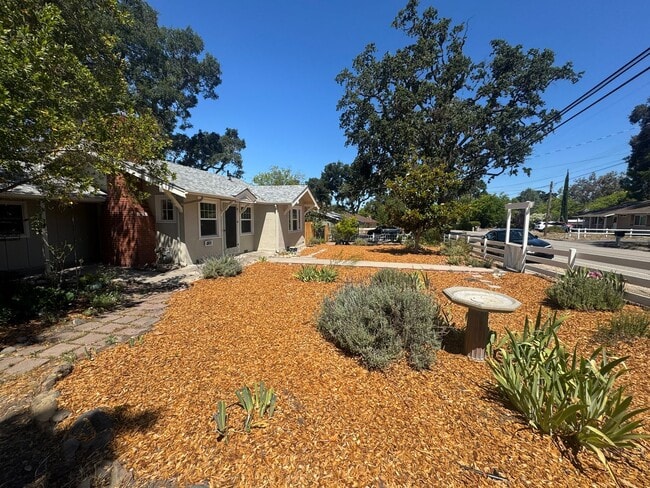 Building Photo - 3 Bedroom, 2 Bath Home for Lease