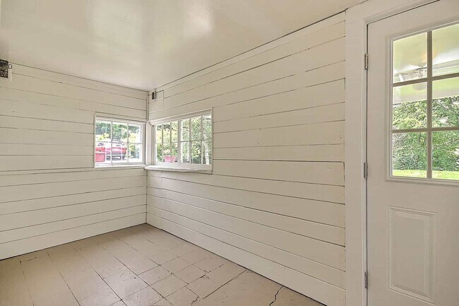 Building Photo - Modernized Historic 2 Bedroom 1 Bath Home in Johnson City, TN