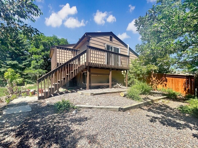 Building Photo - $0 DEPOSIT OPTION. DESIRABLE DAKOTA STATION SPLIT-LEVEL HOME WITH 3 BEDROOMS, 2 BATHS, AND SPACIO...