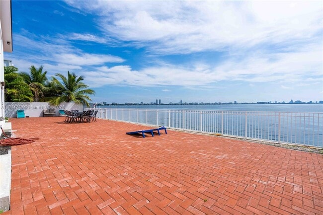 Building Photo - 1850 S Treasure Dr