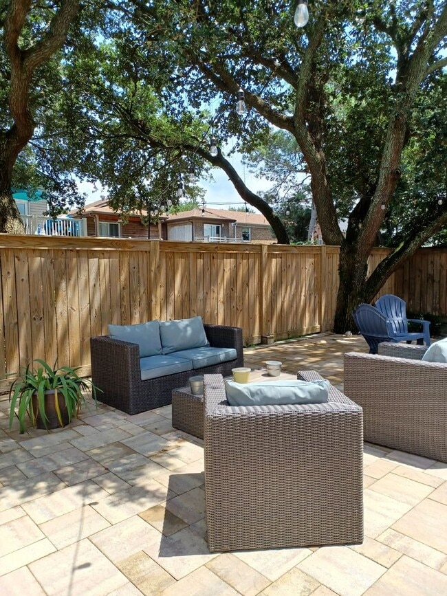 Building Photo - Lynnhaven Shores