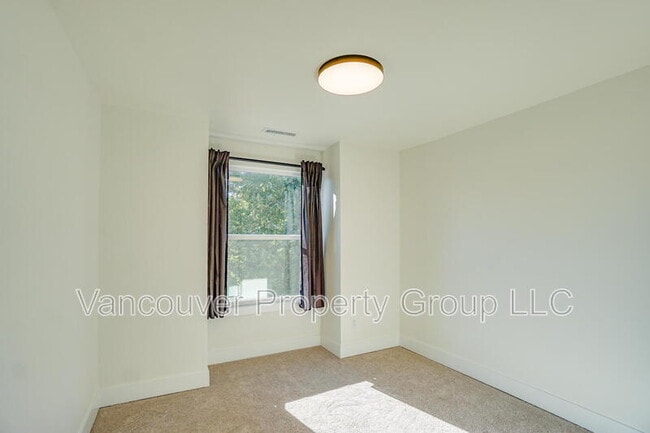 Building Photo - 819 SE Olympia Dr