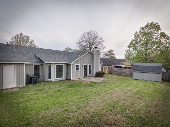 Building Photo - Spacious 3 bedroom/2 bath home available for rent!