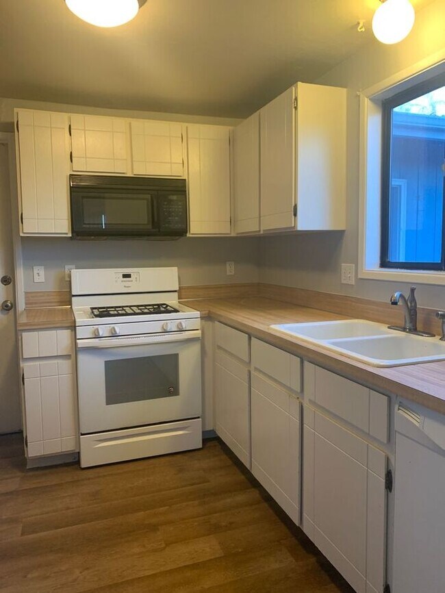 Building Photo - Lovely 3 Bedroom 1 Bath Ranch-Style House ...