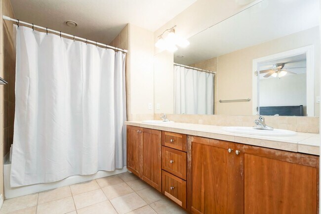 Building Photo - Exceptional 5-Bedroom Home Steps from the University of Denver