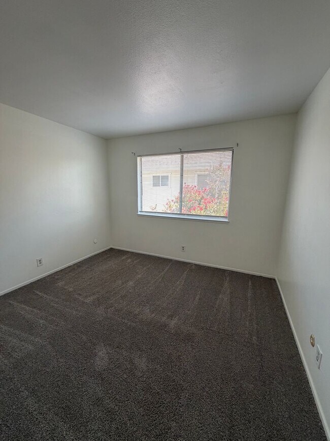 Building Photo - 4930 N Holt Ave