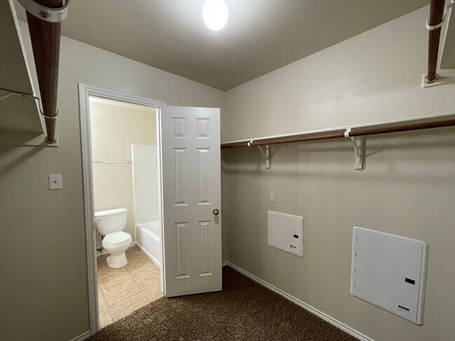 Building Photo - Townhome for rent