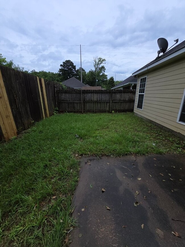 Building Photo - A Great Starter Home Just For YOU!