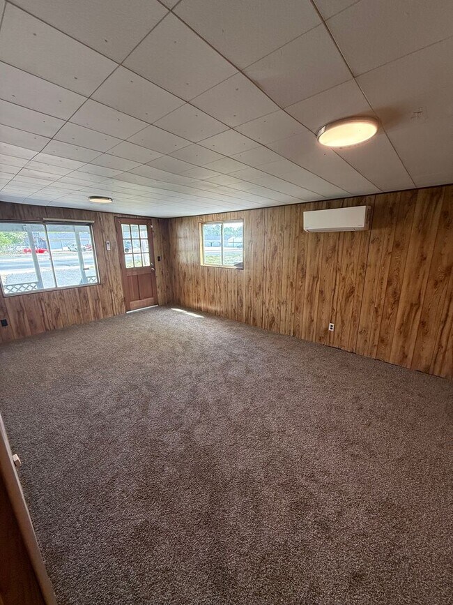 Building Photo - 2 Bed | 1 Bath | Bonus Spaces | Prime Location