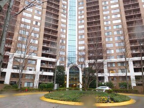 Building Photo - Impressive unit adjacent to METRO