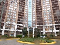 Building Photo - Impressive unit adjacent to METRO