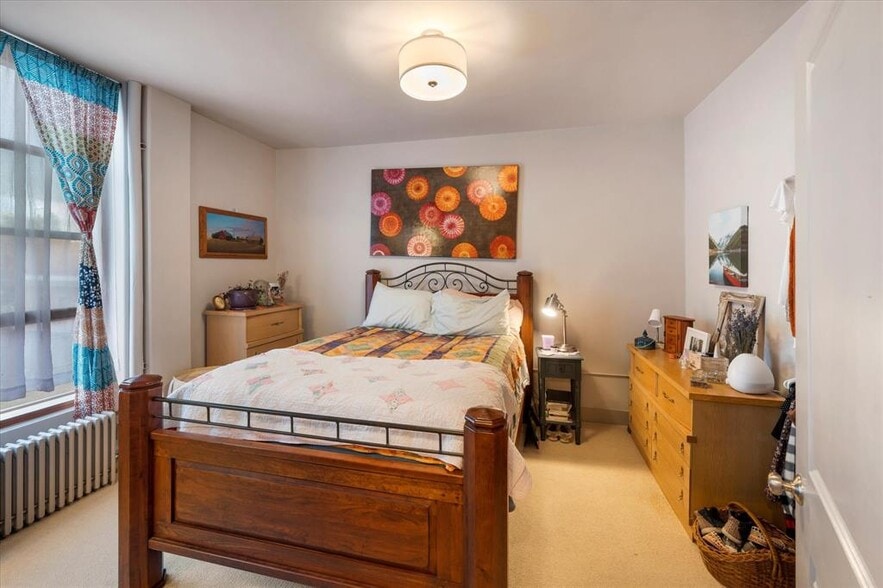 Building Photo - 723 5th Ave E