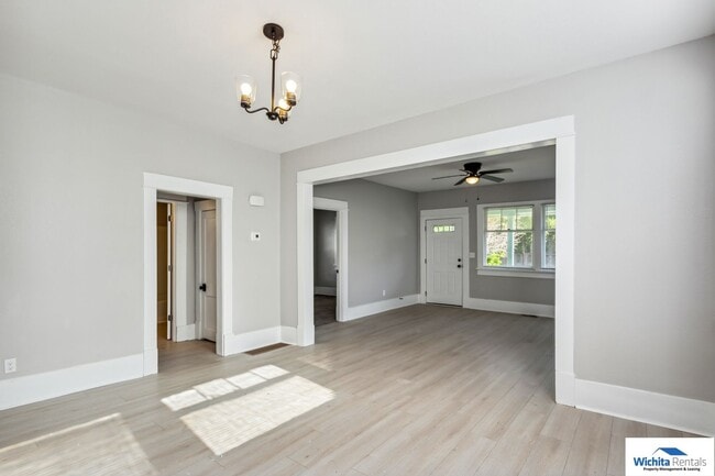 Building Photo - Large Bungalow  in College Hill - **Move in Special - 1/2 off first months rent**