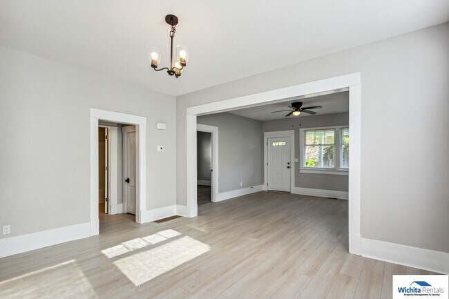 Building Photo - Large Bungalow  in College Hill