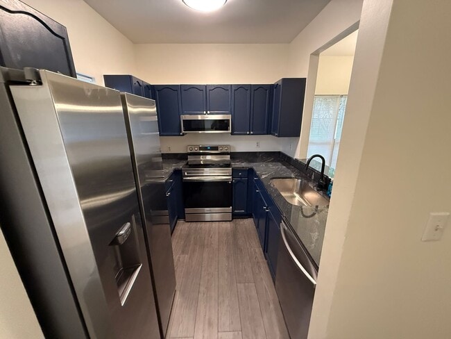 Building Photo - Beautiful End-unit townhome in university with Primary bedroom on 1st floor