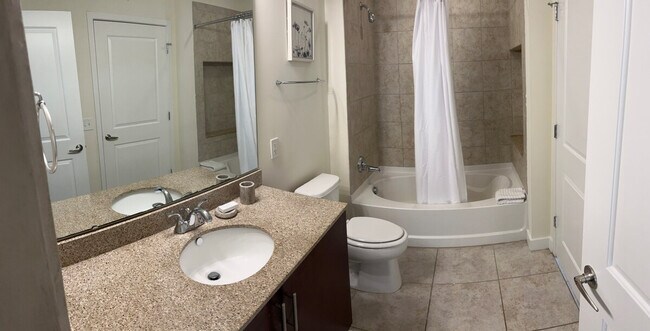 Building Photo - 415 S Mint St